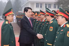 国家主席梁强探访第二军区316师。图自越通社