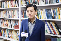 中国人民大学国际关系学院教授崔守军接受越通社记者的采访。图自越通社