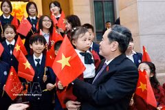 越南国会主席陈青敏会见在华越南侨胞。图自越通社