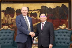 越南政府副总理胡国勇与法国Pasqal集团负责欧洲、中东和非洲、亚太地区商务总监马克·阿姆斯特朗。图自chinhphu.vn