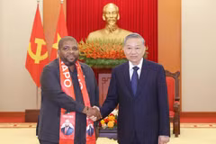 越共中央总书记苏林与莫桑比克解放阵线党（FRELIMO）总书记查基尔·阿布巴卡尔。图自越通社