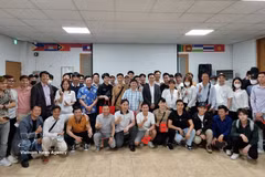 在昌原（韩国）的越南劳动者与各组织方和赞助方代表在提高昌原越南劳动者法律知识咨询会上合影留念。图自越通社