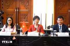 以越通社社长武越庄（中）为团长的越通社代表团参加在马来西亚吉隆坡举行的OANA执行委员会第54次会议。图自越通社