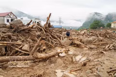 受7月15日至17日持续强降雨影响，芒炭乡境内发生严重山洪和山体滑坡，造成多间房屋和基础设施损坏。图自越通社