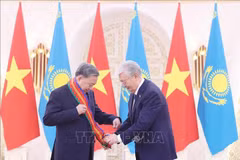 越共中央总书记苏林荣获多斯特克一级友谊勋章。图自越通社