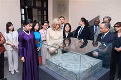 越共中央总书记夫人与法国总统夫人参观越南美术博物馆。图自越通社