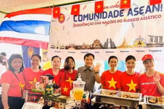 越南驻巴西大使裴文毅和越南驻巴西大使馆工作人员、武官处官员及配偶参加展览会。大使馆提供