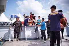 船只和渡轮被调动，向公路难以抵达的偏远岛屿地区运送救援物资。图自越通社 