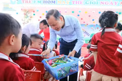 北江省人民委员会副主席梅山在活动上向学生们赠送礼物。图自baobacgiang.vn