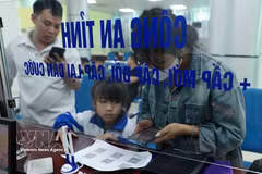 人民在莱州省公共行政服务中心扫描二维码办理行政手续。图自越通社