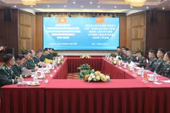 越南谅山省边防部队代表团与中国广西地区边防部队代表团及中越第七段边界代表团2025年工作会谈。图自越通社