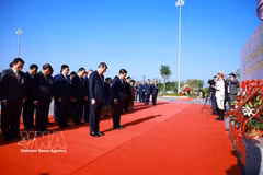 越南政府总理黎明兴与老挝政府总理沙伦赛·贡玛西向两国已故领袖敬献花圈。图自越通社