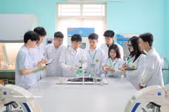 越南农业学院水产系教师指导学生观察水生动物的临床情况和诊断疾病。图自越通社