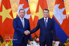 越南政府总理黎明兴（右）与柬埔寨首相洪玛奈（左）会谈前亲切握手。图自越通社