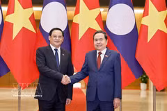 越南国会主席陈青敏与老挝政府总理宋赛·西潘敦。图自越通社