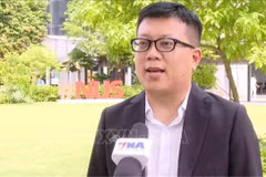 新加坡南洋理工大学计算机与数据科学学院副院长刘英俊接受越通社记者的采访。图自越通社