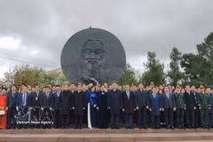 越共中央总书记、国家主席苏林在胡志明主席雕像和无名烈士墓前敬献鲜花