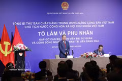 越共中央总书记、国家主席苏林会见越南驻俄罗斯大使馆工作人员及旅俄越南人代表。图自越通社