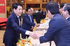 越南国家主席梁强和政府总理范明政与各位代表亲切握手。图自越通社