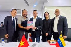 越通社驻墨西哥社长张飞雄向委内瑞拉信息传媒部副部长西蒙·阿雷奇德赠送纪念品。图自越通社