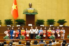 越南政府总理黎明兴和国会主席陈青敏向第十六届国会女代表赠送鲜花。图自越通社