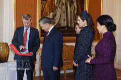 丹麦王国向越共中央总书记、国家主席苏林授予崇高勋章