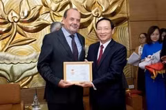 劳迪奥·德·内格里在担任智利驻越南特命全权大使期间，获得越南友好组织联合会领导人授予“致力于各民族和平友谊”纪念章。图自越通社