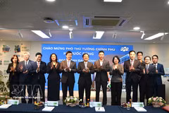 9月8日，越南政府副总理胡国勇走访FPT韩国办事处并与办公室领导代表举行了工作会谈。图自越通社