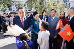 越南国会主席陈青敏会见旅居蒙古国越南人代表。图自越通社