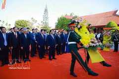 越南政府总理范明政同各位代表向位于广义省慕德乡的范文同纪念园敬献花圈。图自越通社