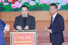 安沛省人民委员会主席阮俊英捐款，支持该省消除危旧住房计划。图自越通社