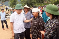 越南政府副总理黎成龙亲切慰问长初乡灾民。图自越通社
