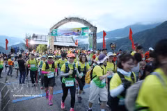 “云端漫步”——2026年征服PaVi古石路登山赛在莱州举行。图自越通社