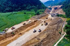同登（谅山）—茶岭（高平）高速公路施工现场。图自越通社