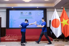 日本越武道女学员演示如何防御攻击方式。图自越通社