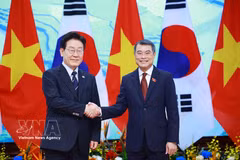 越南政府总理黎明兴（右）与韩国总统李在明（左）。图自越通社