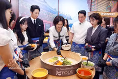 金惠京夫人参观体验“辣椒酱黄油拌饭”。图自越通社