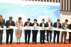 越南果蔬花卉园艺展暨国际研讨会开幕剪彩仪式。图自越通社