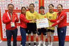越南女子藤球队从越南体育代表团领导领取即时奖金。图自vietnamnet.vn