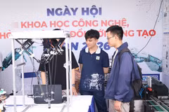 岘港理工大学（岘港大学）学生在2026年岘港理工科技、创新创业节上展示科技产品。图自越通社