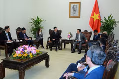 越南政府副总理陈红河在河内会见了中国商用飞机有限责任公司董事谭万庚。图自越通社
