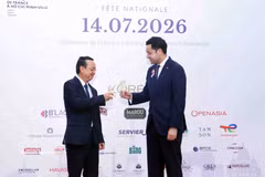 胡志明市人民委员会副主席裴明盛（左）与法国驻胡志明市总领事艾蒂安·拉纳瓦松举杯祝贺法国国庆。图自越通社