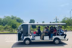 越南各民族文化旅游村内的观光电动车。图自越通社