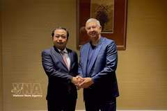 越共中央政治局委员、河内市委书记陈德胜与AFK Systema集团董事长弗拉基米尔·叶夫图申科夫。图自越通社
