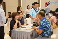 多家旅行社在2026年9月于广宁省举行的越南旅行社会议框架内对接广宁旅游产品。图自《广宁报》