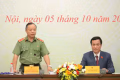 人民公安政治学院院长潘春绥中将在会上发表讲话。图自越通社