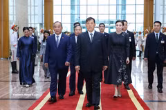 泰王国国王与王后抵达河内，开始对越南进行国事访问。图自越通社