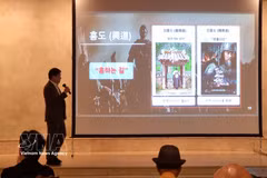 制片人兼总导演申昌石介绍电影内容。图自越通社