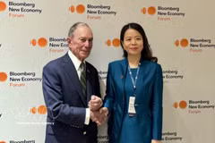越南外交部副部长阮明姮与彭博社创始人迈克尔·布隆伯格。图自越通社