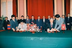 1994 年 3 月，越南国家主席黎德英与蒙古总统蓬萨尔马金·奥其尔巴特在河内签署《越蒙联合声明》。图自越通社